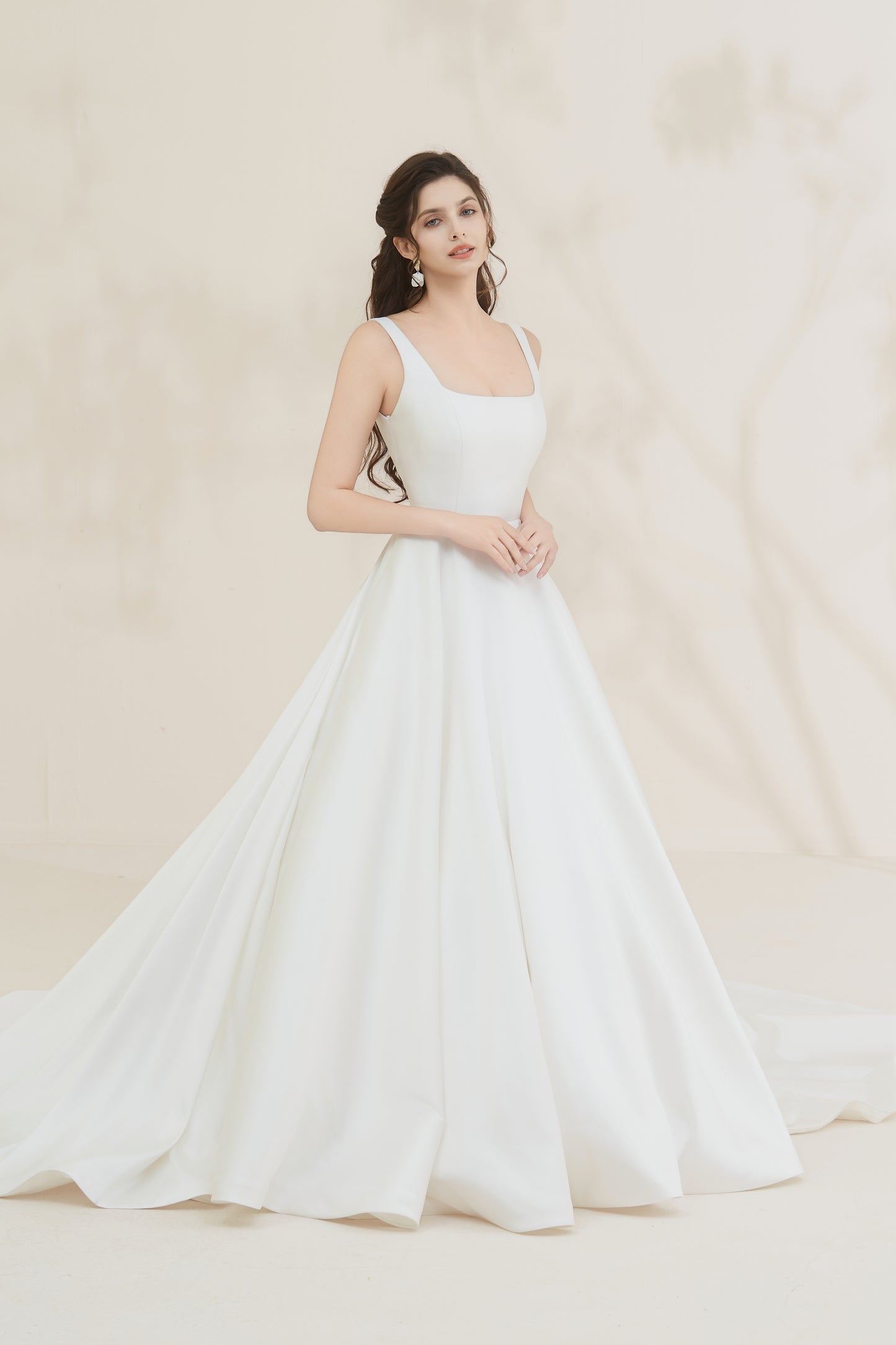 法式轻纱,极简婚纱,缎面婚纱,sleek wedding dress, elegant wedding dress, satin wedding dress, classy wedding gown, square neck wedding gown, minimalist wedding gown, custom wedding gown, high quality wedding gown, brisbane wedding dress, brisbane designer wedding gown, bespoke wedding gown, plus size wedding dress
