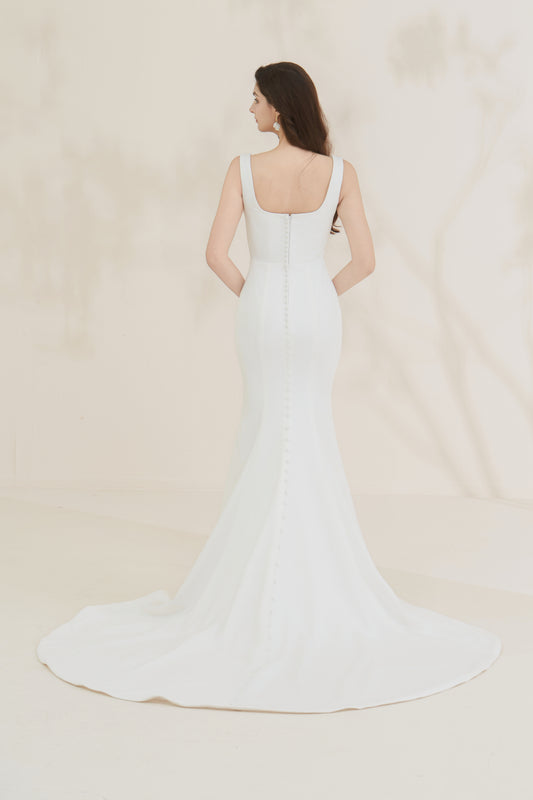 sleek wedding dress, elegant wedding dress, satin wedding dress, classy wedding gown, square neck wedding gown, minimalist wedding gown, custom wedding gown, high quality wedding gown, brisbane wedding dress, brisbane designer wedding gown, bespoke wedding gown, plus size wedding dress, fit and flare wedding dress, 极简婚纱，法式婚纱，缎面婚纱，轻奢婚纱