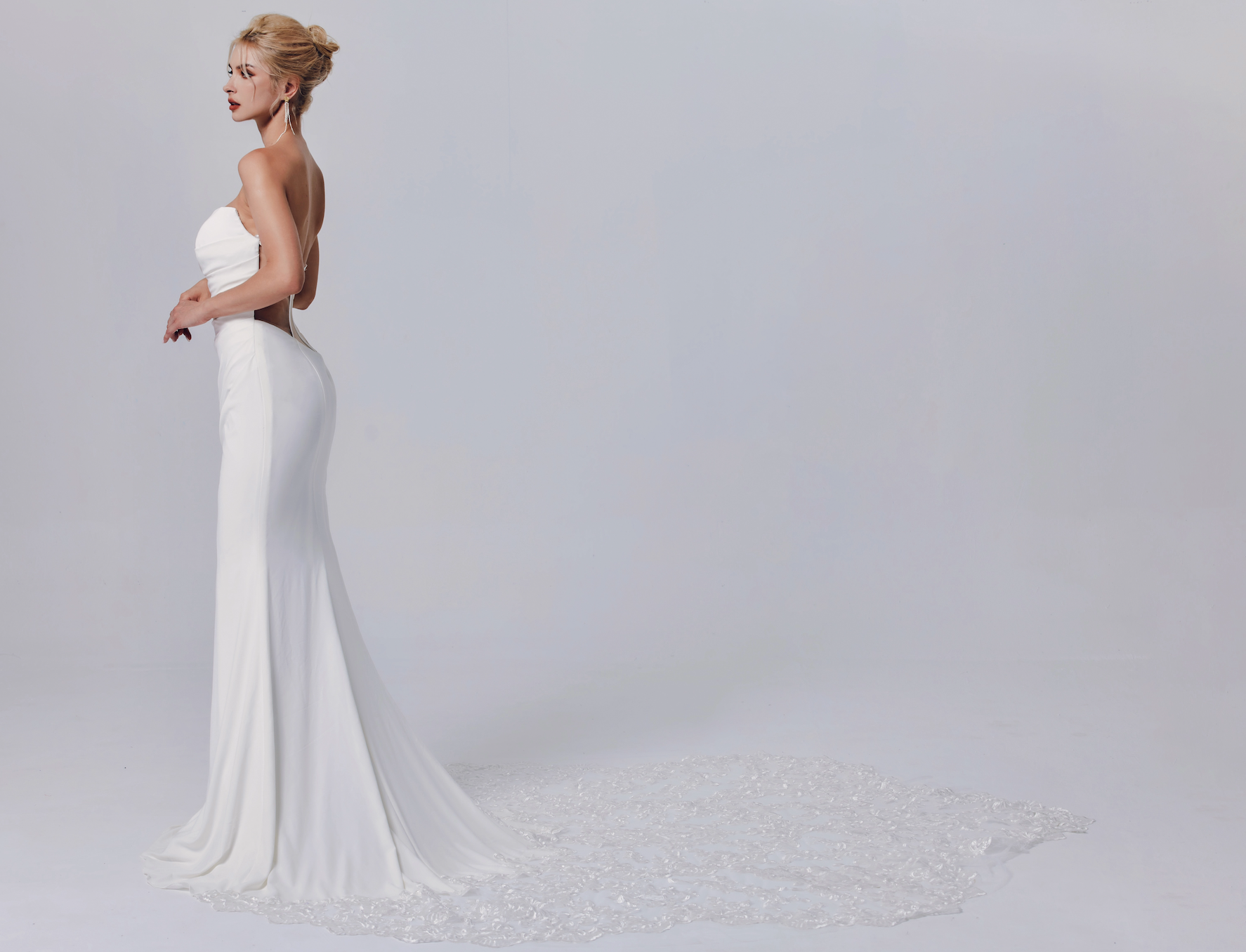 stunning train detailed sleek wedding dress