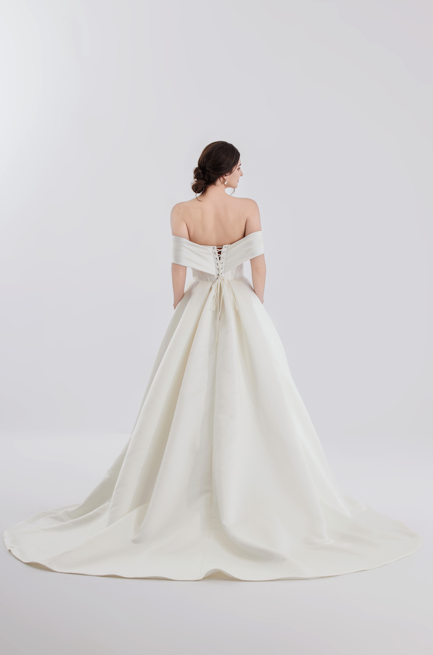 corset wedding gown, rush order brisbane, plus size wedding dress,regal wedding dress, a-lined wedding gown, wedding dress with pockets, satin wedding dress, high quality wedding gown brisbane, brisbane custom wedding gown, unique wedding gown, off-the-shoulder wedding dress, mikado wedding dress, elegant wedding gown, high quality wedding gown, 优雅婚纱，法式婚纱，韩式婚纱，高品质澳洲婚纱，australian designer wedding gown, australian label wedding dress, wedding dress in brisbane, melbourne wedding dress