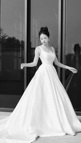 sleek wedding dress, elegant wedding dress, satin wedding dress, classy wedding gown, square neck wedding gown, minimalist wedding gown, custom wedding gown, high quality wedding gown, brisbane wedding dress, brisbane designer wedding gown, bespoke wedding gown, plus size wedding dress, 极简婚纱，法式轻纱